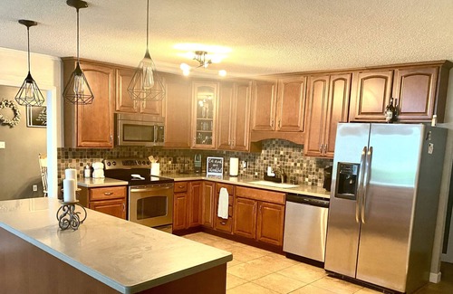Springfield House | Spacious, Clean and Centrally located home- 5 mins from downtown, shopping/food!