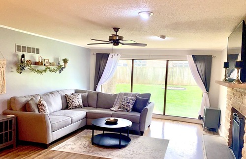 Springfield House | Spacious, Clean and Centrally located home- 5 mins from downtown, shopping/food!