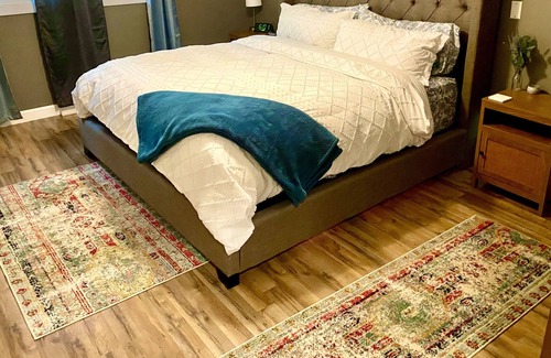 Springfield House | Spacious, Clean and Centrally located home- 5 mins from downtown, shopping/food!