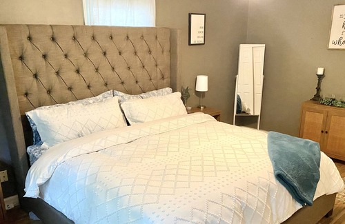 Springfield House | Spacious, Clean and Centrally located home- 5 mins from downtown, shopping/food!