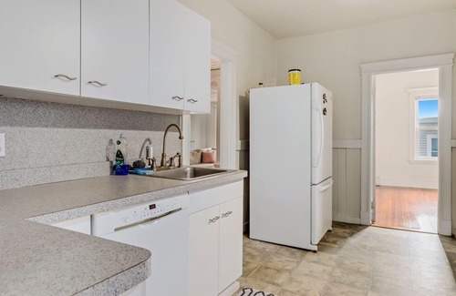 Malden Condo | Spacious Clean Apartment Commuter friendly to City.