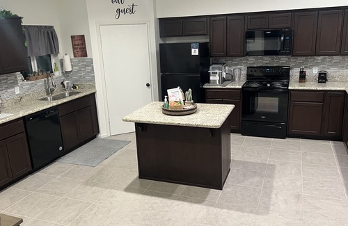 Yuma House | Spacious Clean Pet-friendly Family Townhome