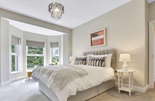 Ballycastle House | Spacious Coastal retreat - 1 minute walk to the beach and marina