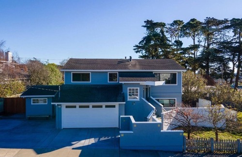 El Granada House | Spacious Coastal Retreat for Groups — Walk to Beach, Harbor & Trails