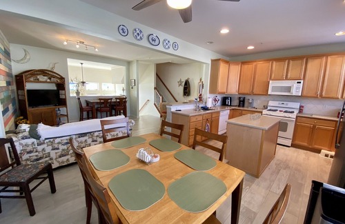 Bayside House | Spacious Coastal Style Townhome in Luxury Community; Pools, Tennis and Kayaks