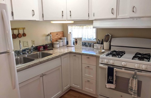Englewood South House | Spacious colorful 2BR/1BA mobile home in Englewood, sleeps 5, 3 miles to beach