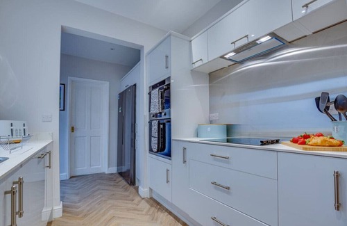 Sheffield House | Spacious Comfort: Ideal 3-Bedroom Hideaway
