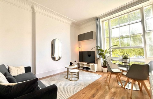 Camden Town with Primrose Hill Apartment | Spacious Comfort in Heart of Camden