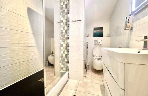Camden Town with Primrose Hill Apartment | Spacious Comfort in Heart of Camden