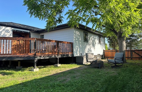 Sidney House | Spacious comfortable weekend stay close to the outdoors.