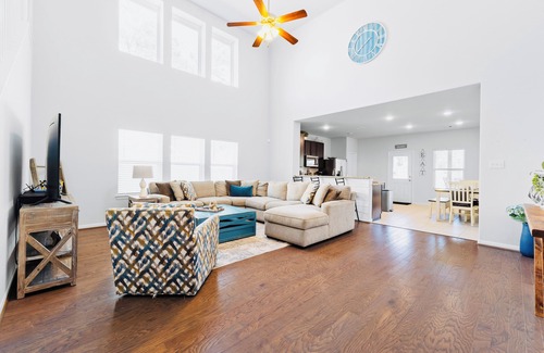 Crosby House | Spacious & Comfy Family Gem: Games ~ Office ~ BBQ! In Crosby, Tx