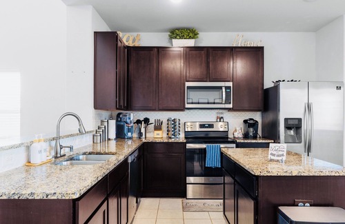 Crosby House | Spacious & Comfy Family Gem: Games ~ Office ~ BBQ! In Crosby, Tx