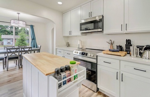 South Tacoma House | Spacious Comfy Home 2br+2ba - 9 min to Tacoma Dome