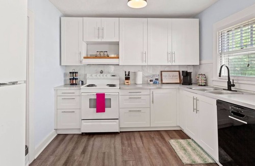 Kansas City House | Spacious & Comfy Home! Plaza/UMKC/Rockhurst University