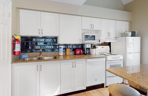 Craigleith Condo | Spacious condo w/jetted tub & shared pool/tennis - walk to a lift