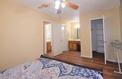 Fort Worth Apartment | Spacious Condo, 2 Bed 1 Bath in a 4-Plex with Assigned Parking and W/D