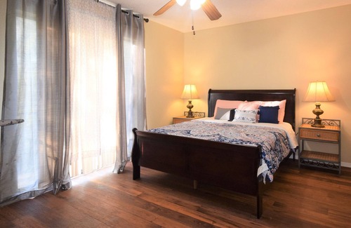 Fort Worth Apartment | Spacious Condo, 2 Bed 1 Bath in a 4-Plex with Assigned Parking and W/D
