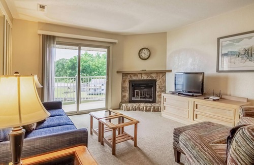 Osage Beach Resort | Spacious Condo 302 w/ Full-Sized Kitchen, Grill, & Deck Overlooking the Lake