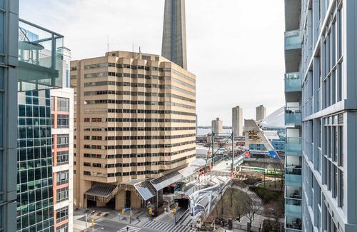 Toronto Entertainment District Condo | Spacious Condo w Stunning Views of Downtown