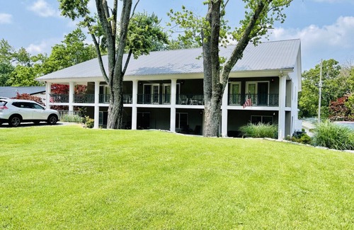 Gilbertsville Condo | Spacious Condo w/Deck, Walk to Marina!