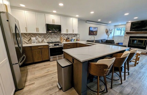 Mountain House Condo | Spacious Condo with a Hot Tub On Site!