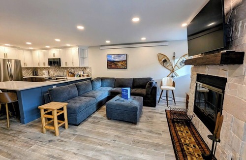 Mountain House Condo | Spacious Condo with a Hot Tub On Site!