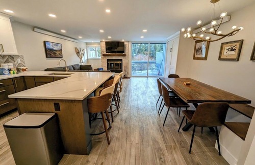 Mountain House Condo | Spacious Condo with a Hot Tub On Site!