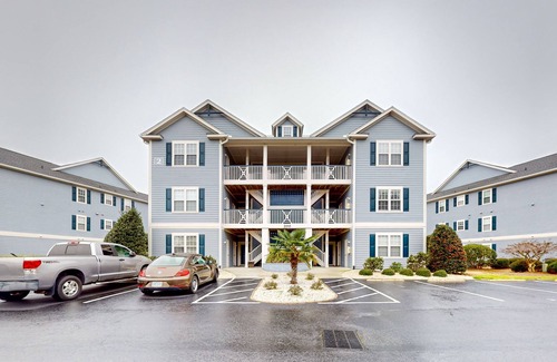 St. James Condo | Spacious condo with marina, pool access, streaming & AC