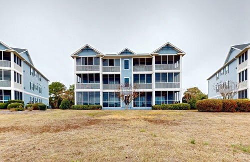 St. James Condo | Spacious condo with marina, pool access, streaming & AC