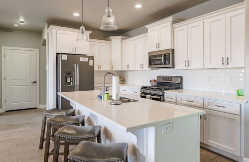 Hurricane House | Spacious contemporary townhouse with shared pool, hot tub & pickleball courts