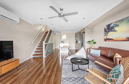 Murarrie House | Spacious + Convenient! 3Bed/2.5Bath/1Car~Townhouse