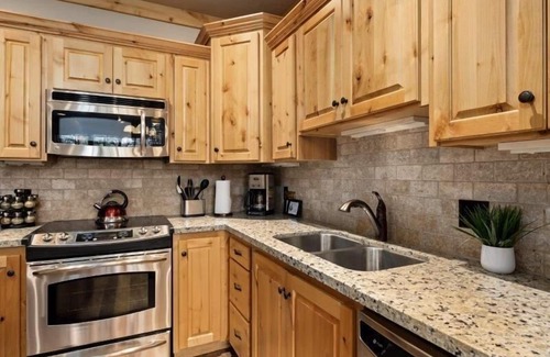 Victor Condo | Spacious corner-unit private condo enjoys western views and resort amenity access!