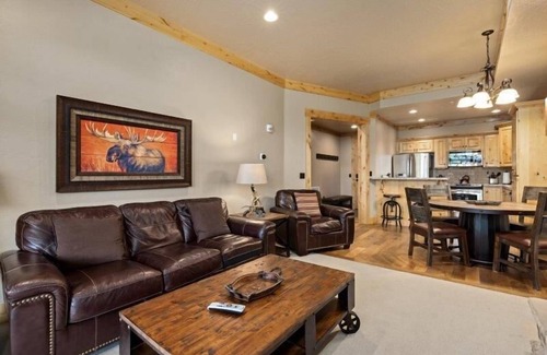 Victor Condo | Spacious corner-unit private condo enjoys western views and resort amenity access!