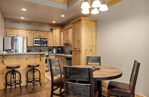 Victor Condo | Spacious corner-unit private condo enjoys western views and resort amenity access!