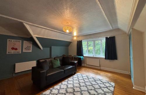 Headingley Apartment | Spacious Cosy 2 Bed Flat in The Heart of Headingley