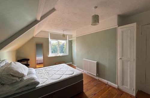 Headingley Apartment | Spacious Cosy 2 Bed Flat in The Heart of Headingley