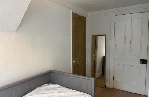 Headingley Apartment | Spacious Cosy 2 Bed Flat in The Heart of Headingley
