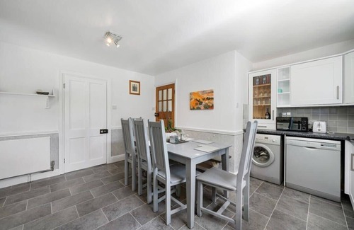 Kemerton House | Spacious Cotswolds House, Garden with Hot Tub
