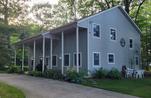 Tawas City Cottage | Spacious cottage near Lake Huron between Tawas and AuGres