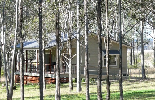 Pokolbin Ski Chalet | Spacious Cottage, overlooking bushland