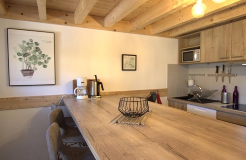 Les Salles Cottage | Spacious cottage with wooden terrace, nature and hiking