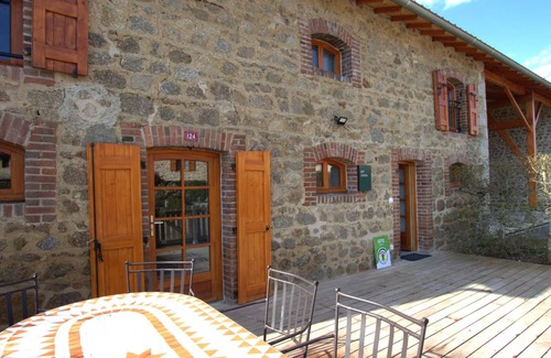Les Salles Cottage | Spacious cottage with wooden terrace, nature and hiking