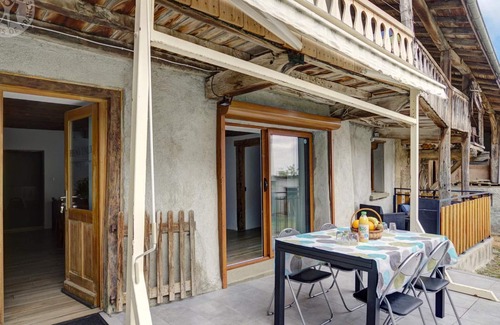 Cremeaux Cottage | Spacious cottage with terrace in Crémaux countryside