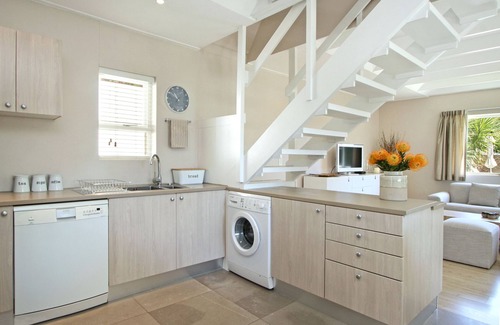 Steenberg Estate House | Spacious cottage with beautiful pool and garden area