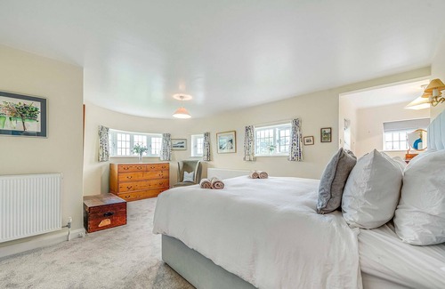 West Wittering House | Spacious Country Home by White Sandy Beach - Sleeps 10