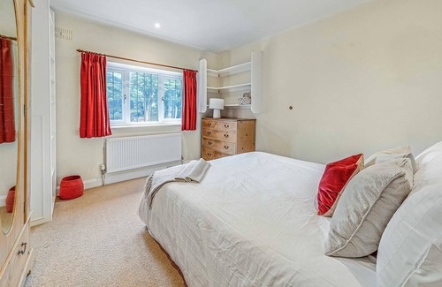 West Wittering House | Spacious Country Home by White Sandy Beach - Sleeps 10