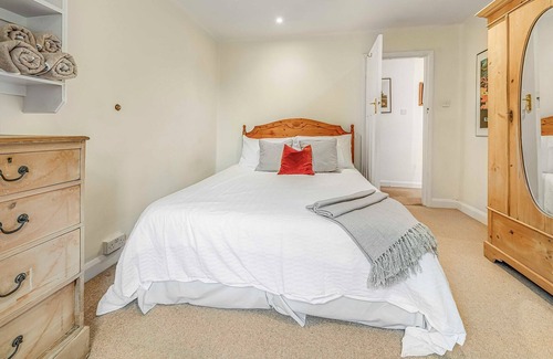 West Wittering House | Spacious Country Home by White Sandy Beach - Sleeps 10