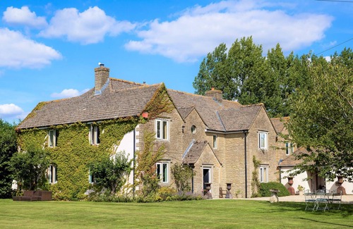 Broad Hinton House | Spacious Country Home with Tennis Court and Hot Tub close to Marlborough