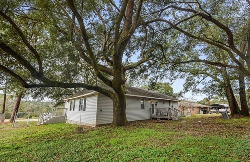 Saint Elmo House | Spacious Country Home on Meadow