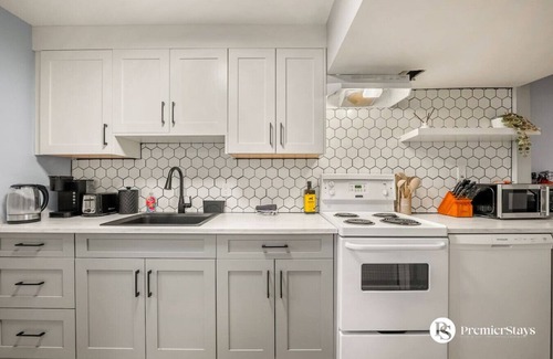 Southeast Calgary Condo | Spacious Cozy Couples Getaway » Queen Bed » Secure